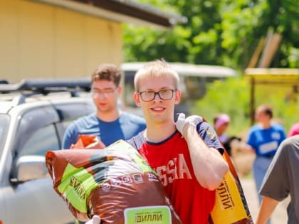 Активисты «Единой России» посетили приют для животных в Биробиджане