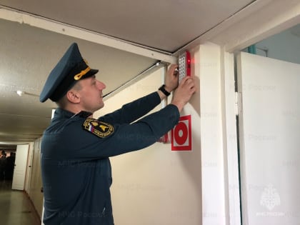 В ходе подготовки к оздоровительному сезону в автономии сотрудники МЧС России проводят проверки детских оздоровительных учреждений