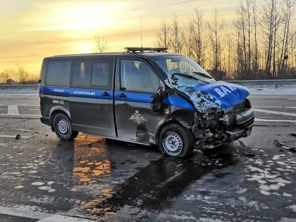 Иномарка врезалась в автомобиль военной автоинспекции в ЕАО: погиб водитель легковушки