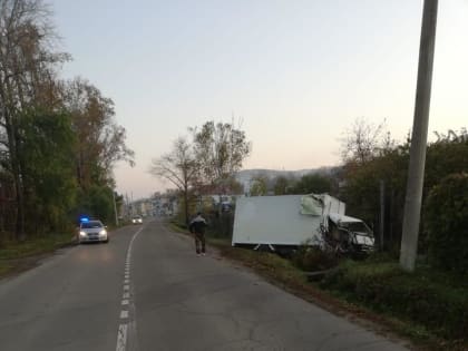 Сбил столб ЛЭП, пробил забор и съехал в кювет водитель грузовика в г. Облучье ЕАО