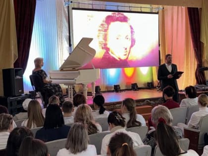 По улицам… рояль возили!