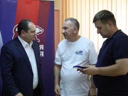 Губернатору ЕАО Ростиславу Гольдштейну представили новую федеральную награду