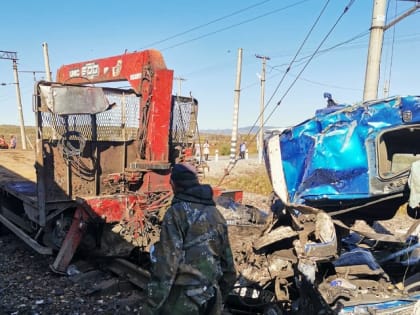 Грузовик столкнулся с поездом в ЕАО