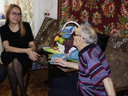 Наталья Баженова поздравила биробиджанского старожила с 90-летием