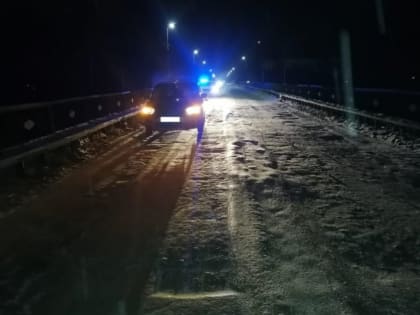 Врезался в отбойник на автомобильном мосту водитель иномарки на трассе в Биробиджане 