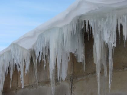 Глыба снега с крыши едва не рухнула на голову биробиджанца 