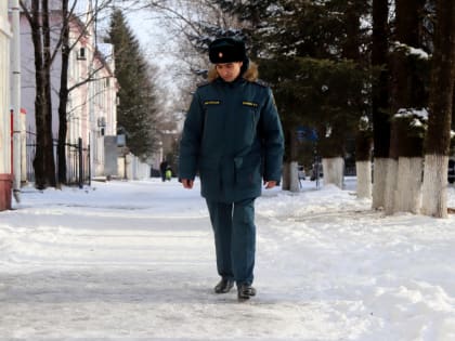 Сотрудники МЧС России напоминают правила безопасности при гололёде