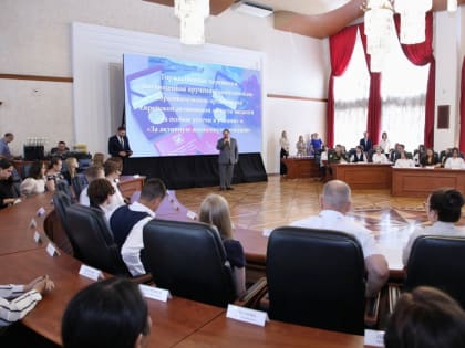 Лучших выпускников школ ЕАО наградили медалями в правительстве региона