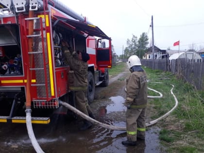 Вызвал пожарных и бросился тушить горящую баню житель Смидовичского района ЕАО