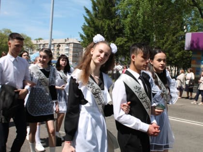 Выпускники школ Биробиджана прошли по центральным улицам города