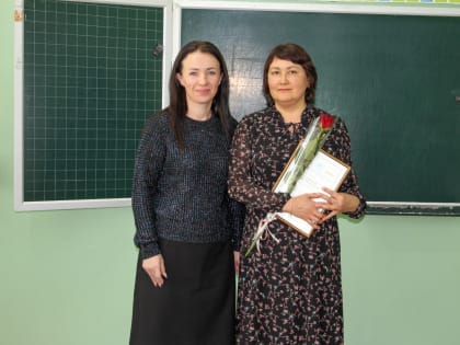 С юбилеем поздравила учителя английского языка депутат гордумы Биробиджана