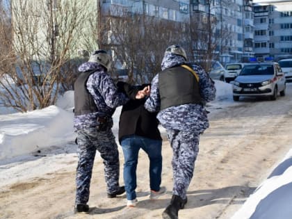 Лез в автомобиль скорой помощи за лекарствами пьяный мужчина во время учений в Биробиджане