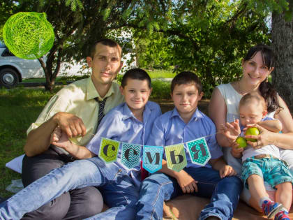 ЛДПР поздравила многодетную семью участника СВО