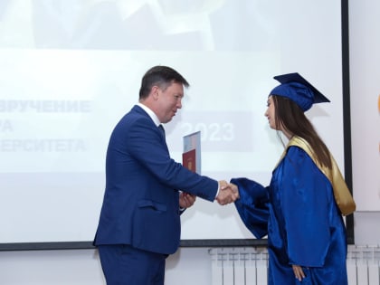 Спикер Заксобрания ЕАО вручили дипломы и медали выпускникам ПГУ им. Шолом-Алейхема в Биробиджане