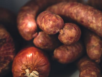 Производители колбас и сосисок в России жалуются на дефицит оболочки из-за санкций