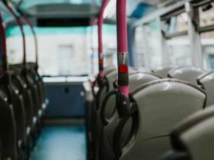 "Толкнул и обматерил": в грубом отношении к юному пассажиру обвинили водителя маршрутки