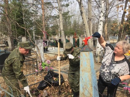 Заброшенные могилы участников Великой Отечественной войны привели в порядок пенсионеры из Биробиджана