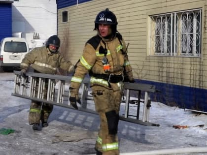 Более двух часов тушили пожар в кафе на оптовой базе в Биробиджане