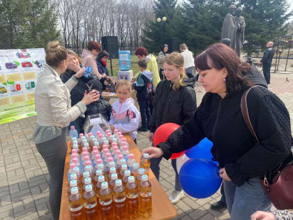 Участие в празднике «Красные горки» на площади Благовещенского собора приняли жители Биробиджана