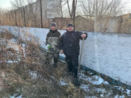 Уборка хоккейной коробки в Биробиджане: жители и депутаты объединяются для благоустройства города