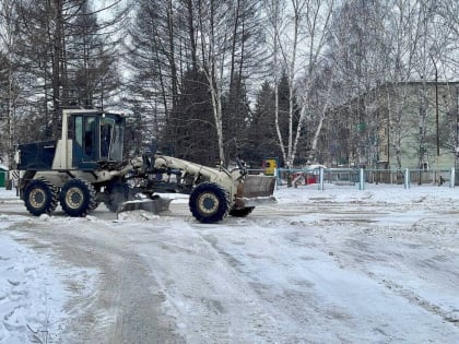 В областном центре коммунальные службы приводят в порядок заезды к социальным объектам