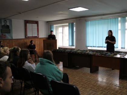 В рамках работы по профориентации сотрудники полиции встретились со старшеклассниками школы с. Амурзет ЕАО