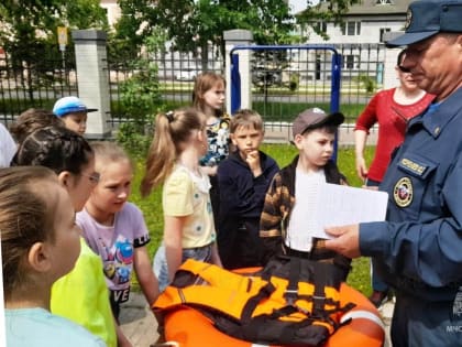 Открытый урок по безопасности на воде в Ленинском районе научил ребят правильно пользоваться спасательным кругом