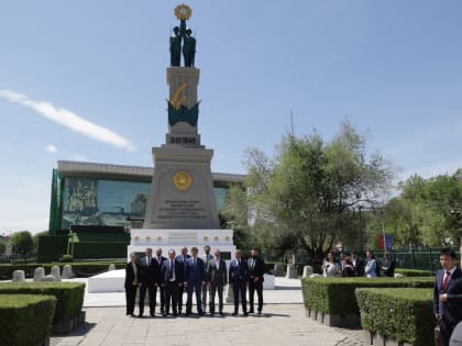 Цветы к памятнику советским воинам в Харбине возложила делегация ЕАО