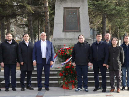 Цветы к памятнику советским воинам в г. Цзямусы КНР возложила делегация правительства ЕАО