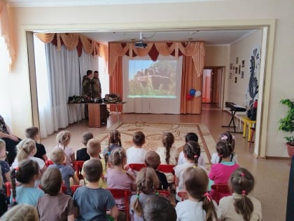 В детском саду Биробиджана грянул «Гром»: с мужественной профессией ребят познакомили сотрудники отряда спецназначения