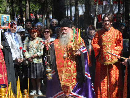 Благодарственный молебен воинам, погибшим в годы войны, совершён в часовне во славу иконы Державной Божьей Матери в сквере Победы в Биробиджане