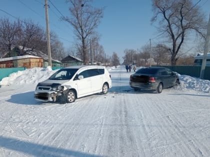 В Амурзете водитель не уступил дорогу легковушке на главной и стал виновником ДТП