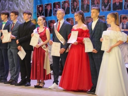 Выпускной бал начался с вручения аттестатов в райцентре ЕАО