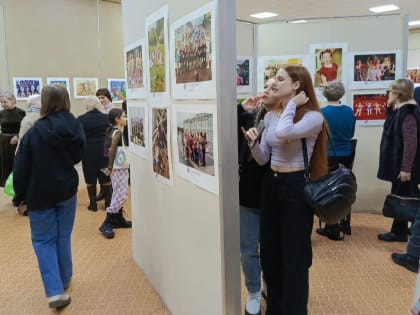 Застывшие мгновения: выставка, посвящённая 40-летию Образцового ансамбля танца «Мазлтов», открылась в Биробиджане (0+)