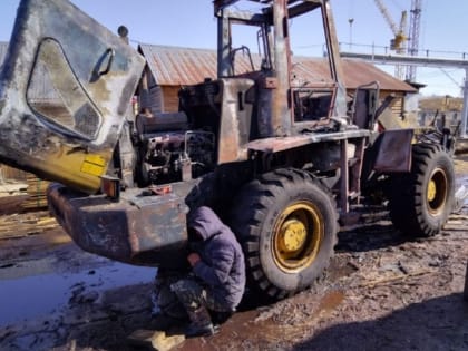 В Биробиджане на ходу загорелся погрузчик