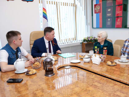 Роман Бойко встретился с жительницей блокадного Ленинграда Александрой Васильевой