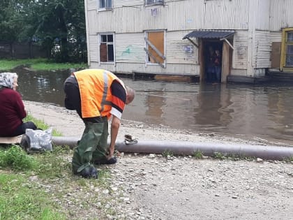 Вода зашла в квартиры жителей дома по улице Пионерской в Биробиджане