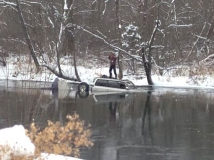 Джип и снегоход с охотниками ушли под воду в Хабаровском крае