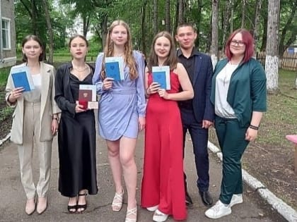 Более 400 выпускников попрощались с альма-матер в крупном промышленном районе ЕАО