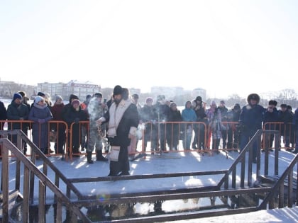 Окунулись в прорубь и набрали освященной воды: в Биробиджане отметили Крещение