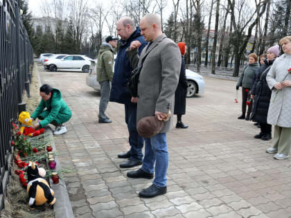 Стихийный мемориал в память о погибших в теракте под Москвой появился в Биробиджане 