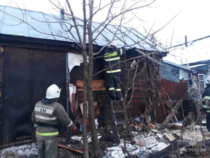 Вылила ведро воды на горящую крышу и вызвала пожарных жительница п. Николаевка ЕАО