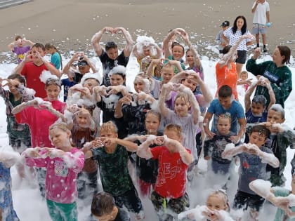 Удивительное шоу с белыми облаками пены провели для детей участников специальной военной операции
