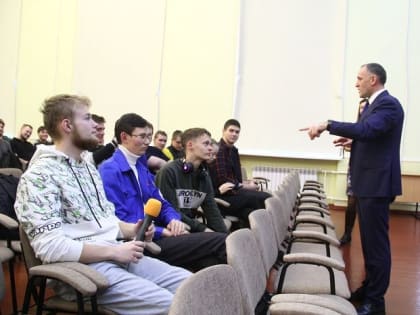 Хамоватый омский вице-губернатор Шпиленко лишён учёной степени за плагиат