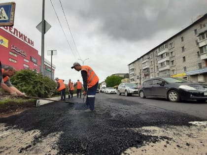 Хорошая погода позволила возобновить ремонт дорог в Биробиджане