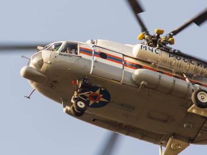 Вертолёт МЧС доставил огнеборцев к месту крупного природного пожара