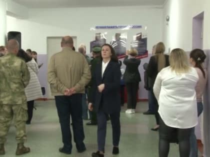 Мемориальную доску в память о погибших выпускниках открыли в биробиджанской школе №5