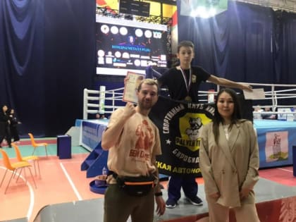 Спортсмену из ЕАО вручили бриллиант на состязаниях по кикбоксингу в Якутии