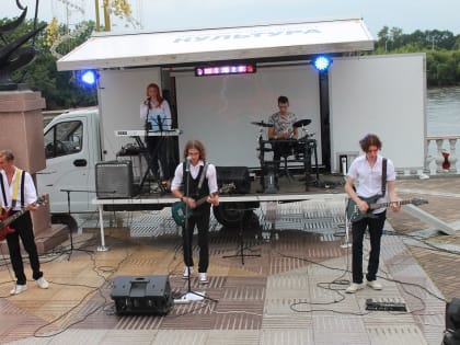 Со своей сценой заехала на арт-проект «Вечерний Биробиджан» кавер-группа «Made Smid»