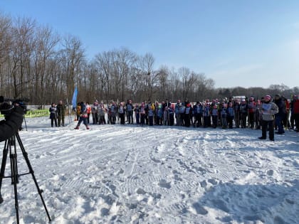 Сотни участников вышли на старт «Лыжни России» в Биробиджане